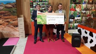 Aider à l’optimisation de la logistique horticole : tel est l’usage prévu par la FNPHP du chèque que lui a remis l’enseigne Bricomarché à l’occasion du dernier Salon de l’agriculture. ©Excellence végétale - LinkedIn